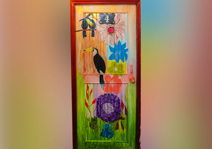 puerta pintada tucan